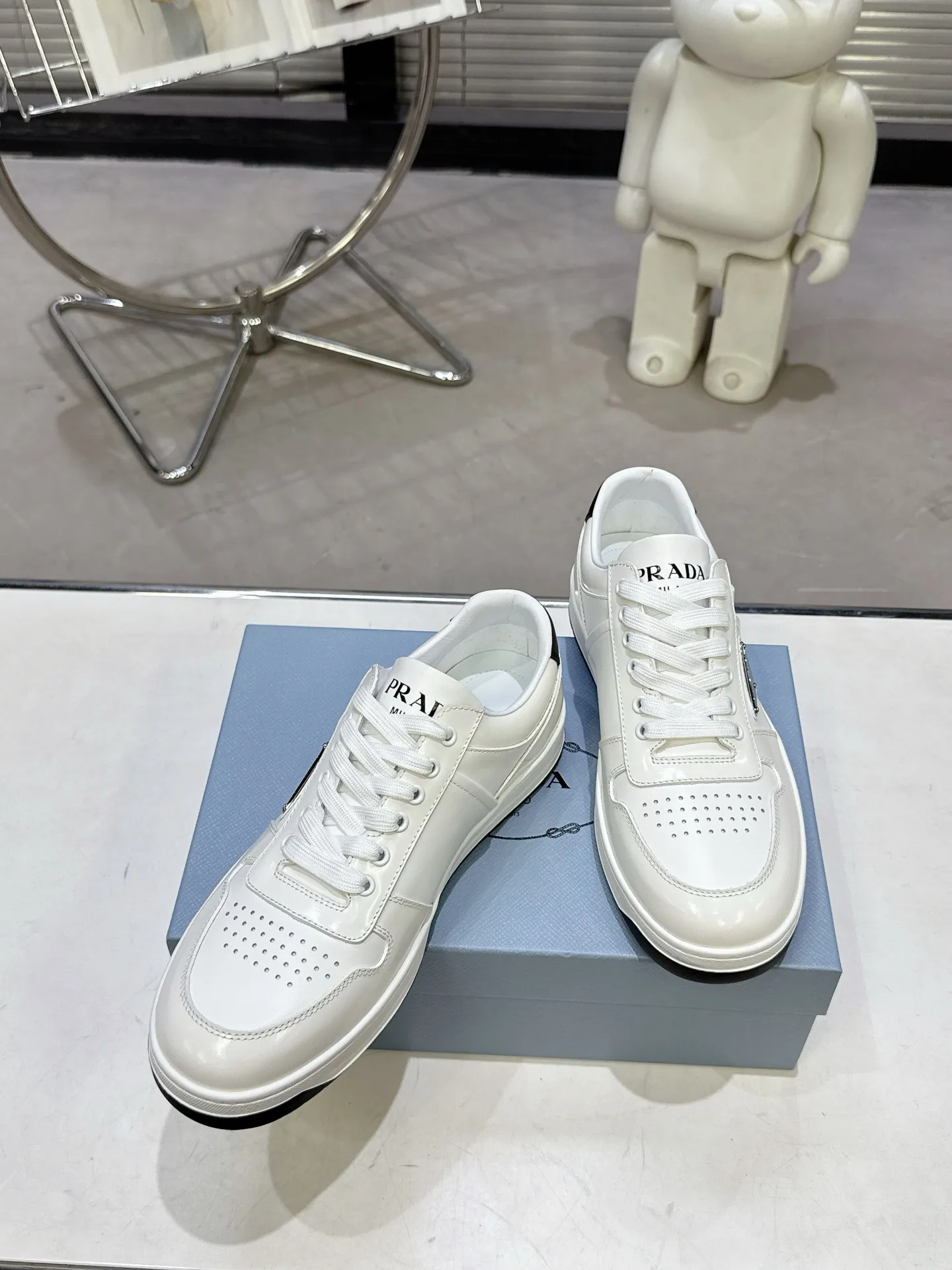 👟👟Ex-factory price 580👟👟 Couple style Prada Latest Downtown Bold series Triangle logo Casual sneakers White shoes Original purchase, development and production Downtown Bold sneakers are inspired by the basketball shoes of the 1980s, with a sporty design and exquisite details. Crafted from perforated leather, the statement platform sole provides a unique, modern style. The Prada logo is interpreted from different angles, decorated with the iconic enameled triangular metal logo, highlighting the unique classic style. Exquisite packaging at the delivery counter🛍📦 ▪️Fabric: Original custom imported first-layer cowhide ▪️Lining: Original imported soft sheepskin ▪️Outsole: Original open-molded rubber bottom material ▪️Size: Women's 35-40 Men's 39-45